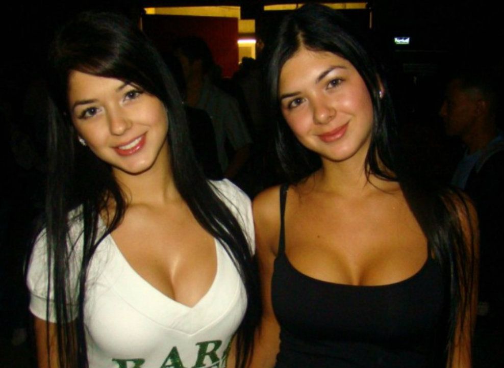 15 Hottest Female Twin Photos You’ve Ever Seen