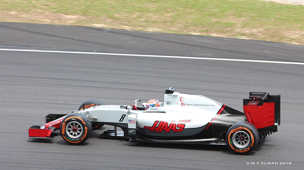 1280px-Romain_Grosjean_-_Haas_Ferrari_F1_Team_VF01_(29462646764)